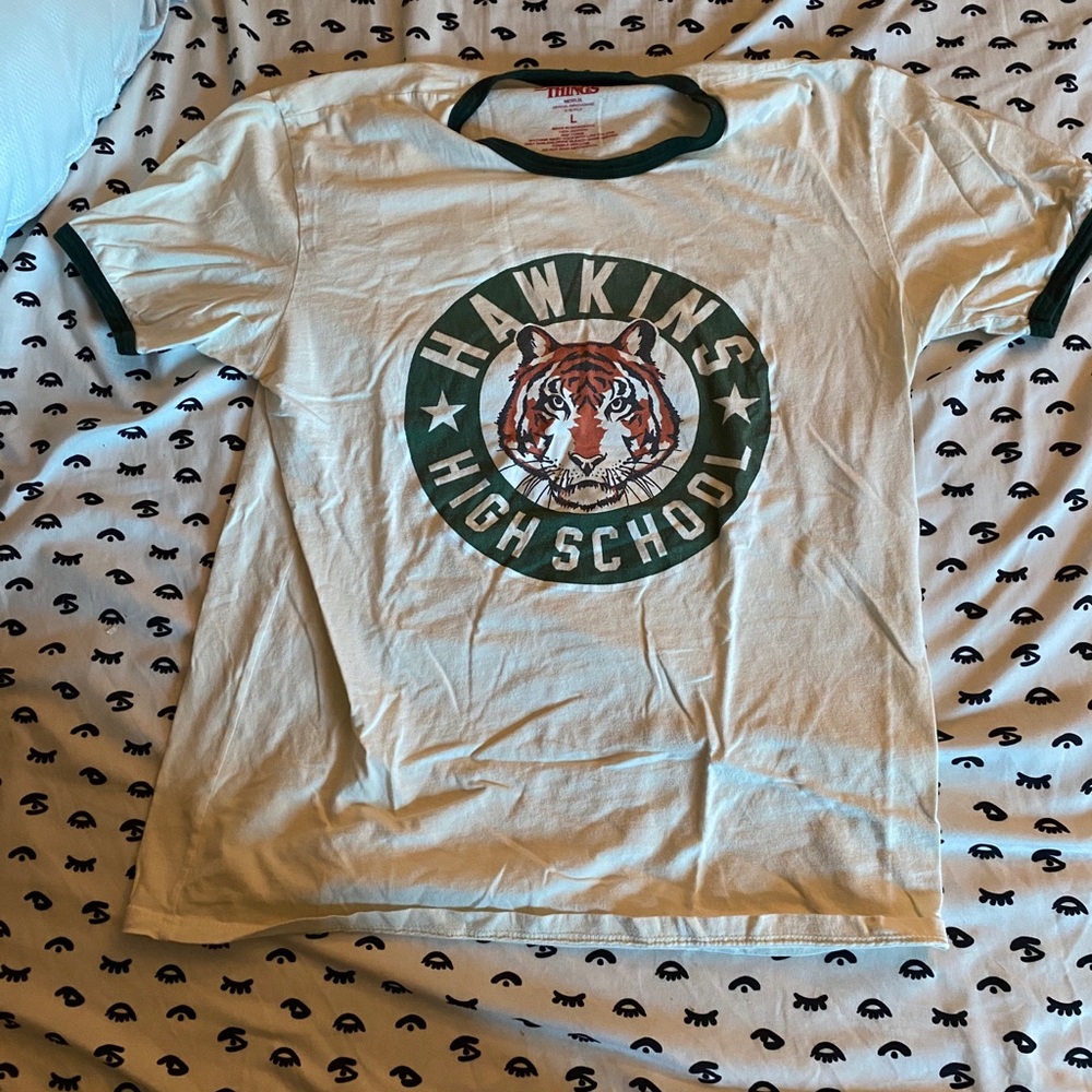 Stranger Things Hawkins High School Tigers Shirt L